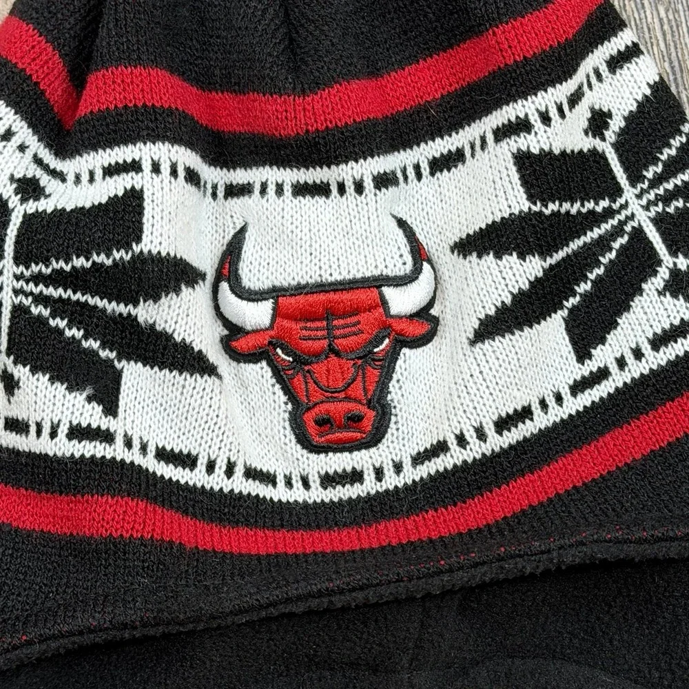 Chicago Bulls New Era‎ Winter Trapper Hat Knit Snowflake Pom Tassels Black Red